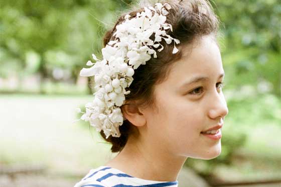 kompisでお花の髪飾り付きヘアメイクした少女写真
